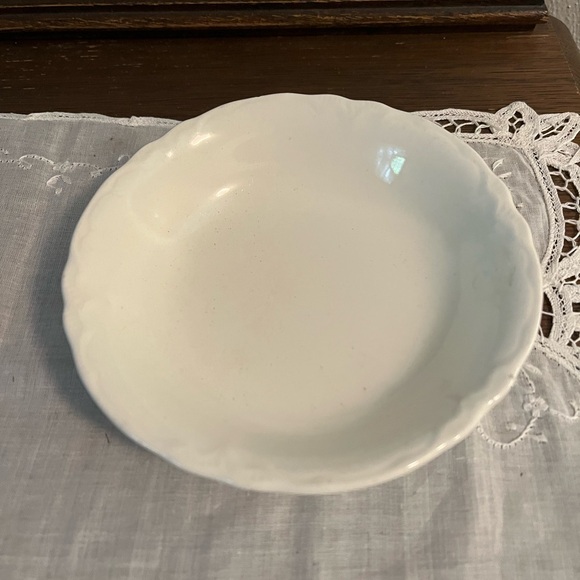 Elegant White Scalloped Edge Ceramic Berry Bowl, a couple tiny chips on edge - Picture 1 of 7